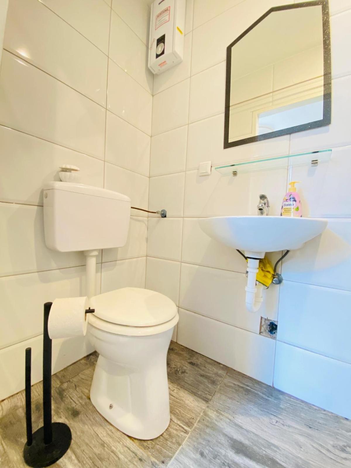 Cute 1Br Apt - 10 Mins Walk From Downtown ウィーン エクステリア 写真